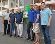 Die Sponsoren und Gönner des Defibrillators an der Olympstrasse in Brunnen (von links): Baudirektor Othmar Reichmuth, Ernst Beeler (Arnold Dettling AG), Urs Casagrande (Gemeinderat Ingenbohl), Erich Tonazzi (Tonazzi AG), Verena Tonazzi (Tonazzi AG) und Tino Schwegler (Stös-sel + Co. AG). (Bild: PD)