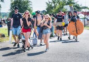 Hip-Hop-Fans strömen auf das Festival-Gelände. (Bilder: Andrea Stalder)