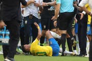 Oscar-reif: Neymar wälzt sich auf dem Boden. (Bild: AP Photo/Thanassis Stavrakis, Samara, 2. Juli 2018)