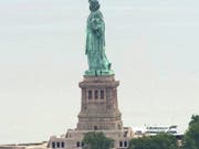 Protest gegen die Migrationspolitik von US-Präsident Donald Trump: Mehrere Kletterer erklimmen die New Yorker Freiheitsstatue. (Bild: KEYSTONE/AP)