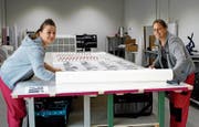 Alexandra Mangold-Stadler und Gina Cornelia Meister bearbeiten am grossen Tisch in ihrer Firma eine Folie. (Bild: Dieter Ritter)