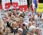 Demonstranten vor dem Obersten Gericht in Warschau. (Czarek Sokolowski/AP, 4. Juli 2018)