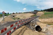 Der Radweg wird durch einen Sicherheitstunnel geleitet und der Knodenbach weitgehend offen gelegt. (Bild: Cornelia Bisch (Dietwil, 4. Juli 2018))