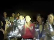 Die in einer Höhle in Thailand eingeschlossenen Jugendlichen senden eine Video-Botschaft an die Aussenwelt und erklären, dass es ihnen gut geht. (Bild: KEYSTONE/AP Thai Navy Seal)