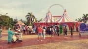 Das Zelt «Big Top Trompoloco» von aussen. (Bild: PD/Alejandro Perez Sacco Fotografia)