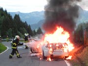 Wohl ein technischer Defekt führte zum Brand dieses Autos auf der Satteleggstrasse in Vorderthal SZ. (Bild: Kantonspolizei Schwyz)