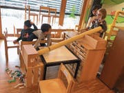 Im spielzeugfreien Kindergarten werden die Kinder erfinderisch und bauen sich gemeinsam, was sie brauchen. (Bild: PD)