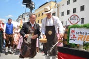 Am Kaiserfest in Kufstein: Stadtpräsident Anders Stokholm sticht das Fass an, Kufsteins Bürgermeister Martin Krumschnabel hält den Bierkrug. (Bild: Stadt Kufstein/Carmen Kleinheinz)