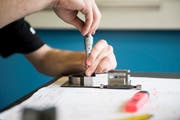 Exaktes Arbeiten gehört zum Handwerk von Polymechanikern. (Bild: Mareycke Frehner)