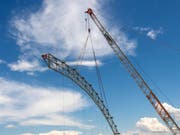 Am Mittwoch ist bei der Sondermülldeponie Kölliken AG der letzte Stützträger der Hallenkonstruktion abgebaut worden. Die 668 Millionen Franken teure Sanierung neigt sich langsam dem Ende zu. (Bild: Keystone/GEORGIOS KEFALAS)