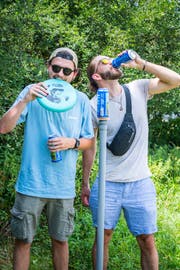 Orlando Syfrig und Dominic Bucher bei einer verdienten Pause beim «Beersbee».