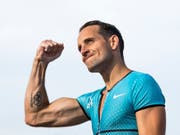 Renaud Lavillenie lässt am Genfersee die Muskeln spielen (Bild: KEYSTONE/JEAN-CHRISTOPHE BOTT)