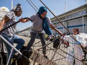 Frauen gehen nach der Ankunft in Barcelona von Bord der «Open Arms». (Bild: KEYSTONE/AP/OLMO CALVO)