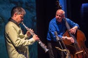 Carlo Gamma (Saxofon) und Christian Hartmann (Kontrabass) musizieren gemeinsam. (Bild: PD)