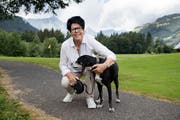 Geniesst ihre Ferien: Yvonne von Deschwanden mit Hund Theo beim Golfplatz Engelberg. (Bild: Corinne Glanzmann (4. Juli 2018))