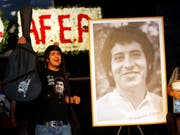 Fast 45 Jahre nach der Ermordung des chilenischen Sängers Víctor Jara sind ehemalige Militärs zu Gefängnisstrafen verurteilt worden. (Bild: Keystone/AP/Roberto Candia)