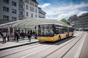 Viele Stadtbewohner würden die Haltestellen für Busse, Postautos und die Appenzeller Bahn gerne am Bohl lassen. Doch das ist nicht so einfach, wie eine neue Verkehrsstudie zeigt. (Bild: Benjamin Manser)