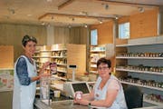 Die Verkäuferinnen Marlis Lieberherr und Margrith Bühler präsentieren den neuen Fabrikladen der Morga AG. (Bild: Corinne Bischof)