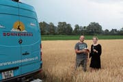 Claudia Graf und Markus Eggenberger stossen auf ihre Zusammenarbeit an. (Bild: Saskia Bühler)