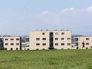Die Angebotsmieten in der Schweiz sind im Juni gemäss den Berechnungen des Immobilienportals Homegate leicht gesunken. (Bild: KEYSTONE/GAETAN BALLY)