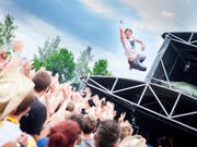 Stagediving in Lustenau: Billy Lunn von der britischen Indie-Rock-Band The Subways nimmt ein Bad in der Menge. In diesem Jahr spielt das Trio am Poolbar Festival in Feldkirch. (Bild: ARCHIV SZENE OPENAIR)