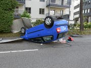 Plakatständer abgeräumt: Auto kippt nach Kollision in Emmenbrücke aufs Dach. (Bild: Luzerner Polizei)