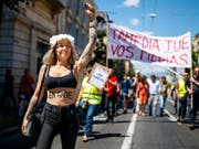 «Tamedia tue vos medias» (Tamedia tötet eure Medien): Mit diesem Slogan zogen Westschweizer Journalistinnen und Journalisten durch die Strassen von Lausanne. (Bild: Keystone/VALENTIN FLAURAUD)