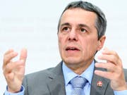 Aussenminister Ignazio Cassis erläutert den Stand der Verhandlungen mit der EU über ein Rahmenabkommen. Im Sommer soll es Gespräche mit den Sozialpartnern über die roten Linien geben. (Bild: KEYSTONE/ANTHONY ANEX)