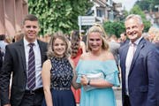 Roger Affolter, Michelle Beck und Nathalie Schwegler (von links) freuen sich mit Volkswirtschaftsdirektor Matthias Michel (rechts) über das Diplom. (Bild: Bildxzug/PD)