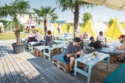 Im VIP-Bereich kann man sich unter Palmen weit ab von der drängenden Menschenmasse erholen. (Bild: Andrea Stalder (6. Juli 2017))