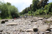 Wer sich an der Thur vergnügen will, klettert jetzt über mehr Steine bis zum Ufer. Dafür findet er auch mehr Sitzgelegenheiten. (Bild: Martin Knoepfel)
