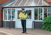 Polizisten patrouillierten die Gegend, wo das bewusstlose Paar gefunden wurde. (Bild: Tony Kershaw/EPA (Amesbury, 4. Juli 2018))