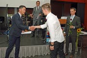 Der neue Bildungsdirektor Christian Schäli (links) überreicht Flamur Sulja aus Sarnen das Zeugnis. (Bild: Robert Hess (Sarnen, 3. Juli 2018)