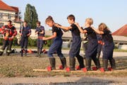 Die Jugendfeuerwehr zeigt, was Teamwork heisst. (Bild: Barbara Hettich)