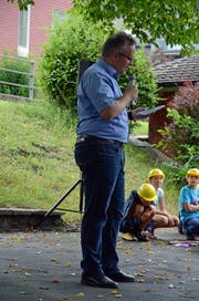 Schulratspräsident Bruno Seifert bei seiner Ansprache anlässlich des Spatenstichs am Dienstag in Azmoos. (Bild: Jessica Nigg)