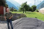 Kurt Strehler, Fachbereichsleiter des Asyl- und Flüchtlingsdienstes Uri, auf der Parzelle an der Reussmattstrasse, wo Asylsuchende ihre eigenen Gärten bewirtschaften sollen. (Bild: Carmen Epp (Erstfeld, 19. Juni 2018))