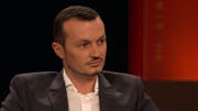 Arber Bullakaj diskutiert im «Club» über die Bedeutung der Doppeladler-Geste. (Bild: Copyright by SRF)
