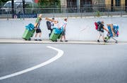 Ein paar Hip-Hop-Fans schleppen ihr Gepäck in Grüntonnen in Richtung Open-Air-Gelände. (Bild: Andrea Stalder)