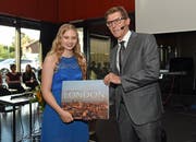 Prorektor Richard Brücker ehrt Melanie Scherer aus Oberdorf – die beste Absolventin mit Note 5,7. (Bild: Robert Hess, Sarnen, 3. Juli 2018)