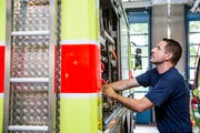 Jeder Handgriff ist einstudiert, denn oft muss es schnell gehen: Der in Rans wohnhafte Michael Derungs arbeitet bei Schutz & Rettung Zürich. (Bild: Mareycke Frehner)