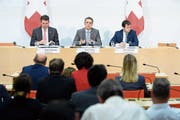 Aussenminister Ignazio Cassis (Mitte) am Mittwoch vor den Bundeshausmedien. (Bild: Anthony Anex/Keystone (Bern, 5. Juli 2018))