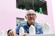 Regisseur Leopold Huber posiert am weissen Gartenzaun vor dem rosaroten Haus der Biedermanns. (Bild: Donato Caspari)