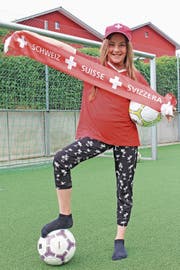 Am Faneinsatz von Katharina Wolfisberg aus Sins liegt es garantiert nicht, dass die Schweizer Nati ausgeschieden ist. (Bild: Cornelia Bisch (Sins, 25. Juni 2018))