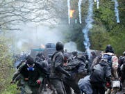 In der westfranzösischen Stadt Nantes ist es in der Nacht auf Mittwoch - wie bereits im April dieses Jahres - zu Auseinandersetzungen zwischen Sicherheitskräften und Jugendlichen gekommen. (Bild: KEYSTONE/EPA/THIBAULT VANDERMERSCH)