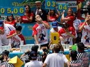 Der Serien-Champion Joey Chestnut (Mitte) verbesserte seinen Rekord vom Vorjahr um zwei Hotdogs. (Bild: KEYSTONE/EPA/PETER FOLEY)