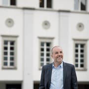 Roland Fischer, Präsident der Grünliberalen Partei des Kantons Luzern, will in den Regierungsrat. Auf dem Bild zu sehen ist der 53-jährige Udligenswiler vor dem Luzerner Theater. (Bild: Pius Amrein (Luzern, 31. März 2016))