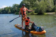 Martin Frei ist diesen Sommer regelmässig mit seinem SUP am Alten Rhein unterwegs. Bild: pd