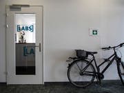 Schweizerinnen und Schweizer halten sich im internationalen Vergleich bei Unternehmensgründungen zurück. Im Bild das Crypto Valley Lab in der Stadt Zug, das Start-up-Untenehmen in den Bereichen Blockchain- und Crypto-Technologien offensteht. (Bild: KEYSTONE/ALEXANDRA WEY)