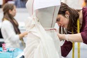 Zwei Bekleidungsgestalterinnen, die an den Schweizer Berufsmeisterschaften teilgenommen haben. (Bild: Keystone)