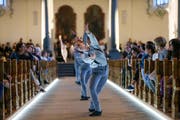 Weite erfahren: Dafür verteilt «Peregrinatio» die Zuschauer grosszügig im Raum der Kathedrale.(Bild: Keystone/Eddy Risch)